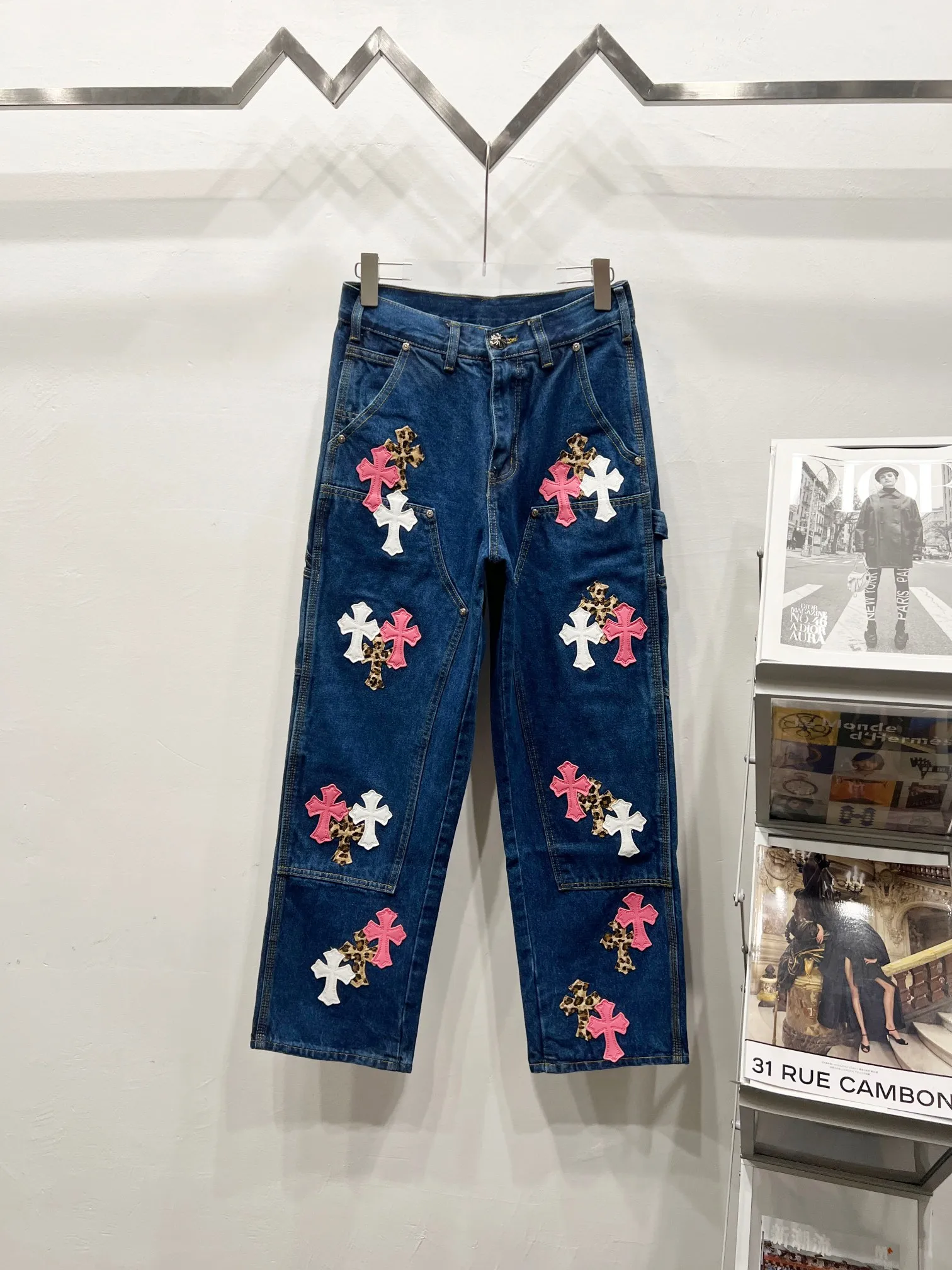 P260 Style No.: (c010) Chrome Hearts 1of1 🇲🇾Malaysian Exclusive｜Chrome Hearts Leopard Print Limited Overalls Styles with different washed textures, very friendly to people with thin legs and thick legs. The straight version is very flattering to the leg shape. Moderate length that never goes out of style, easy to match with casually, basic styling for various styles, a must-have in the wardrobe! The fabric is stiff but also makes the upper body soft without losing texture. The washing process is even more perfect. It is a must-have item for everyone! ! ! Washed wheat, hang tag, pants label, three labels complete Size: 28-30-32-34-36 Color: blue